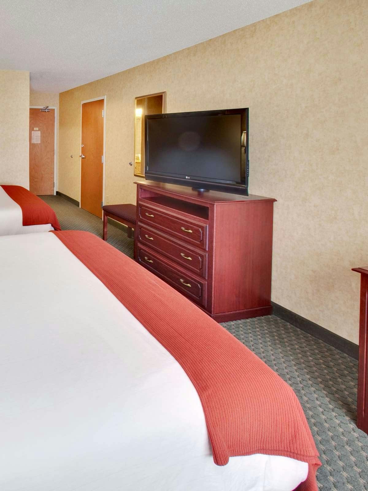 Hotel Holiday Inn Express Hotel & Suites Bismarck photo 2