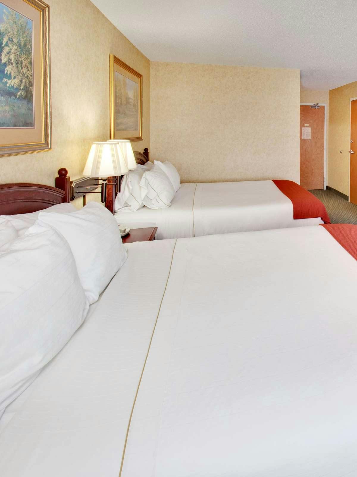 Hotel Holiday Inn Express Hotel & Suites Bismarck photo 1