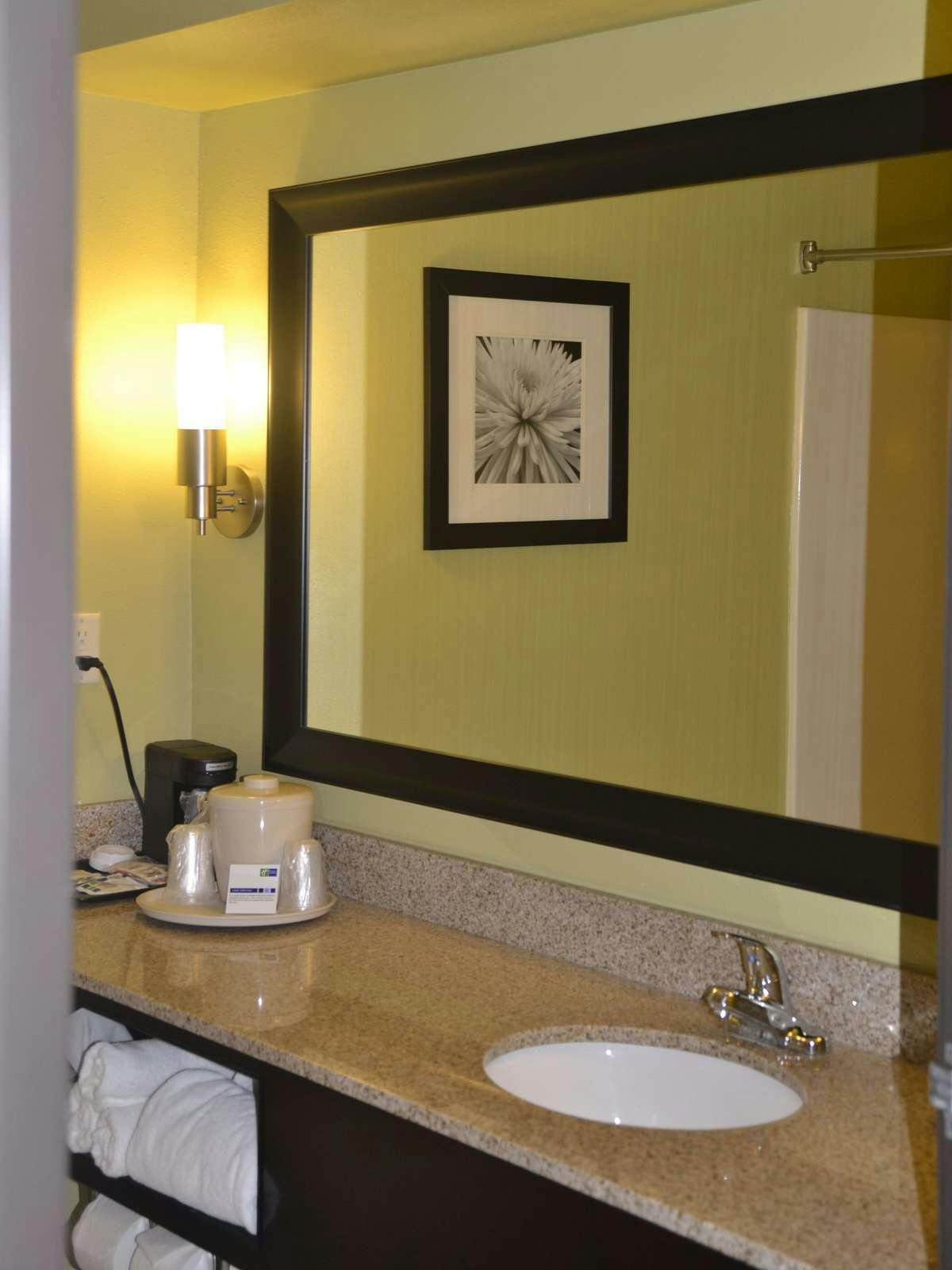 Holiday Inn Express Hotel & Suites Bloomington City Center