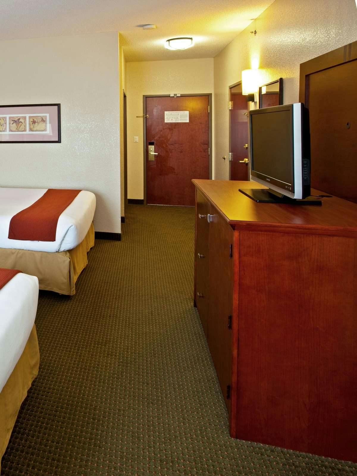 Hotel Holiday Inn Express Hotel & Suites Bedford photo 2