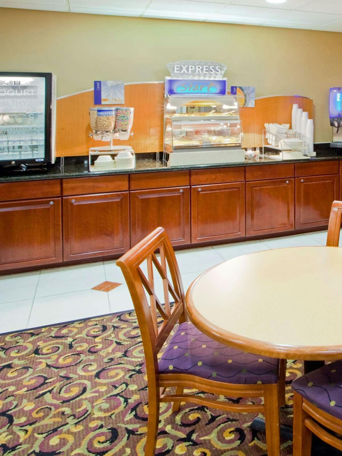 Hotel Holiday Inn Express Prince Frederick photo 5