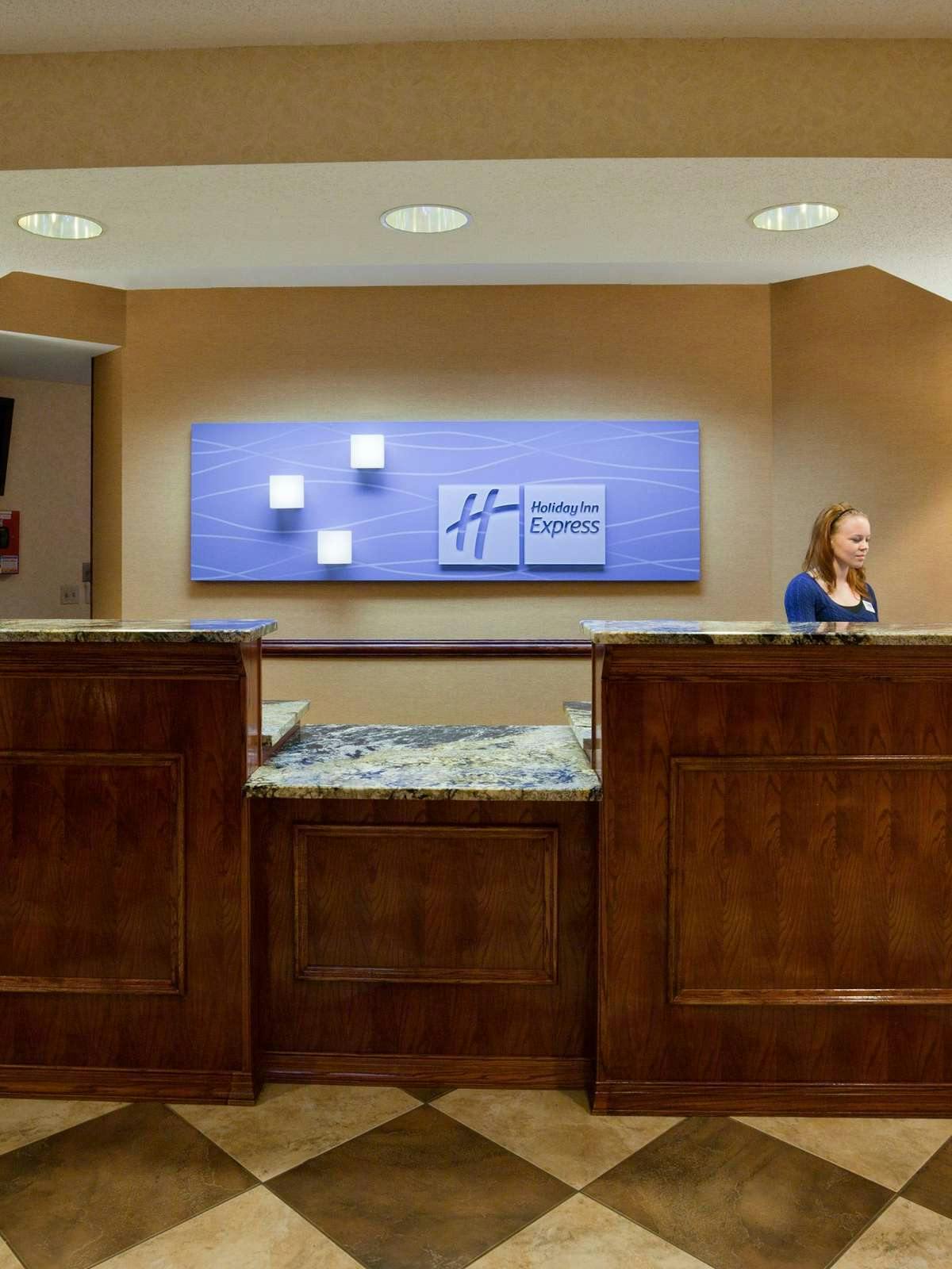 Hotel Holiday Inn Express Roseville St. Paul photo 4