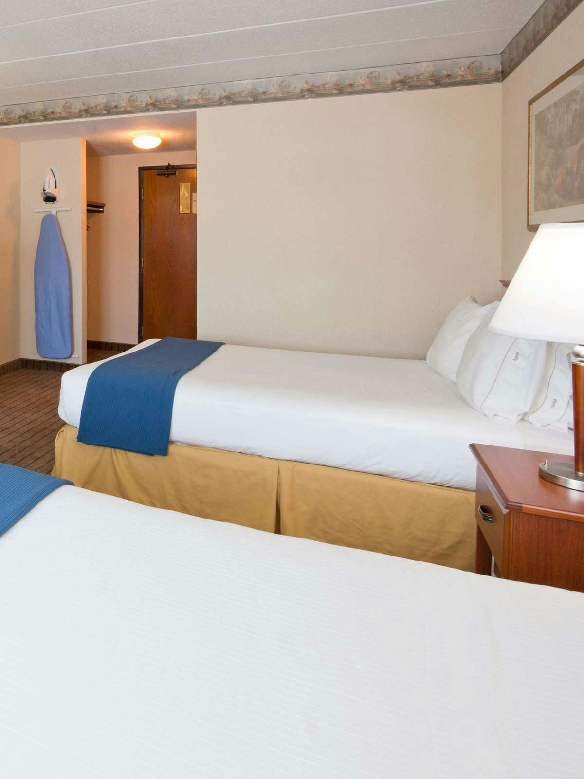 Hotel Holiday Inn Express Roseville St. Paul photo 1