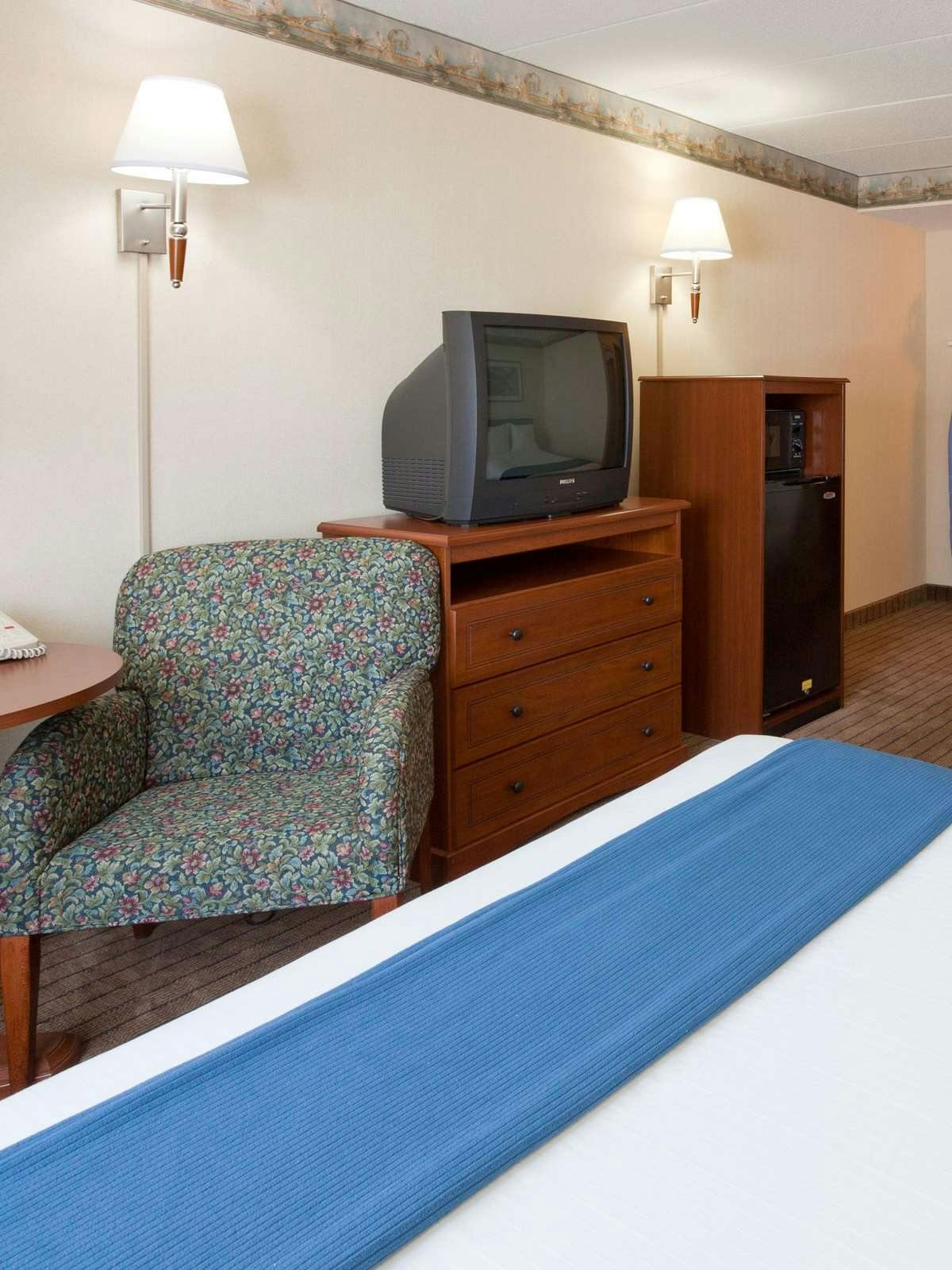 Hotel Holiday Inn Express Roseville St. Paul photo 2