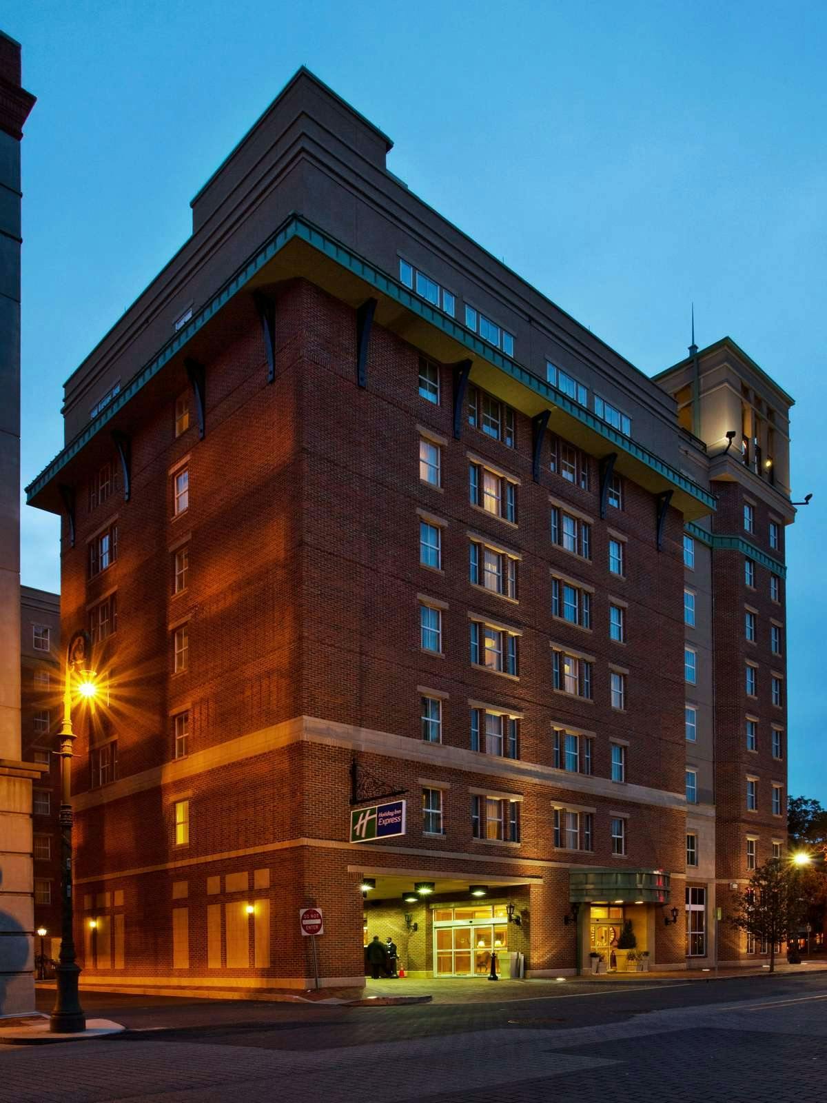 Hotel Holiday Inn Express Savannah Historic District photo 1