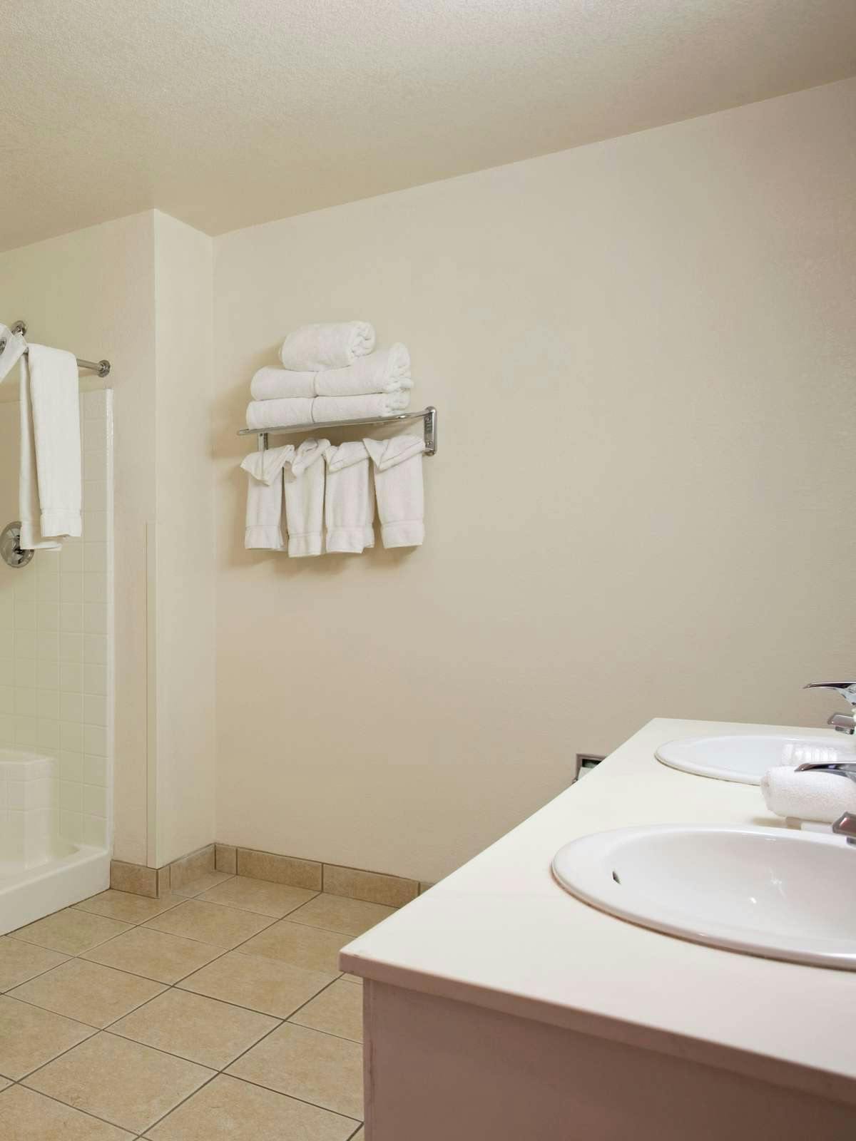 Hotel Holiday Inn Express Show Low photo 3