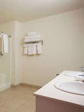 Hotel Holiday Inn Express Show Low photo 3