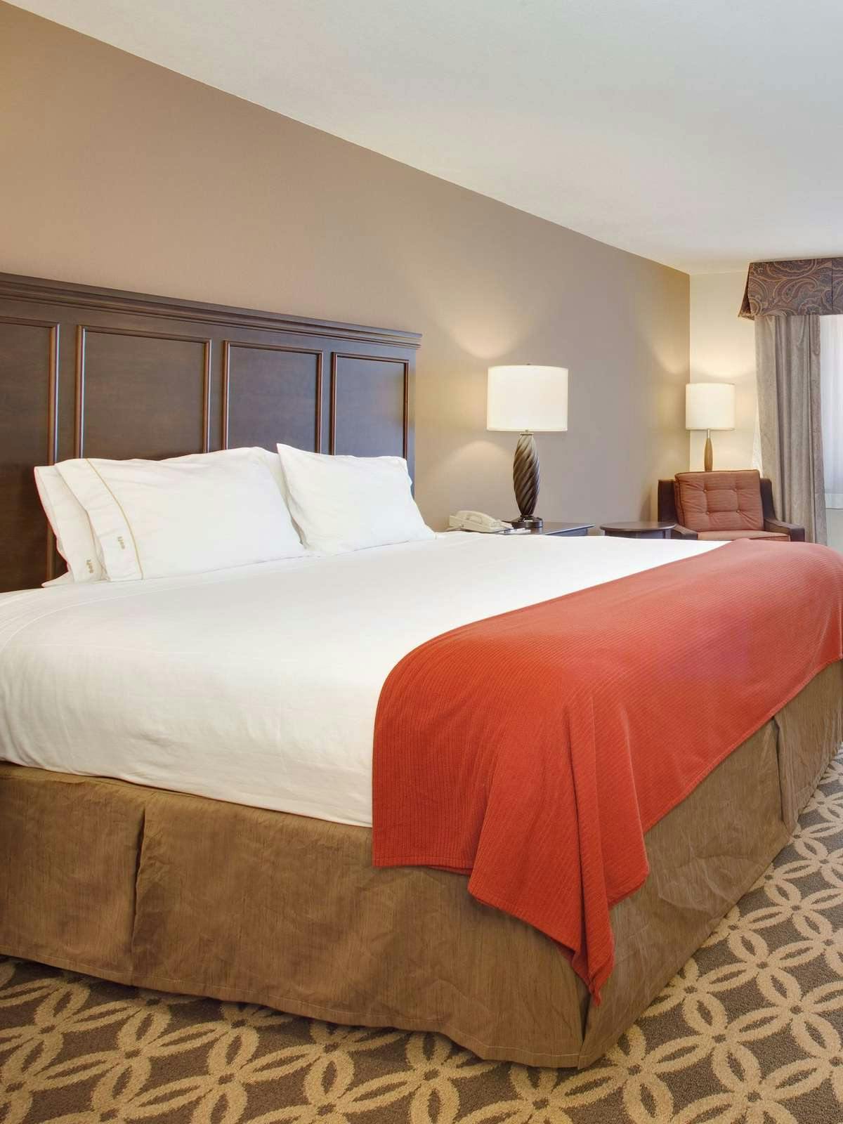 Hotel Holiday Inn Express Show Low photo 1