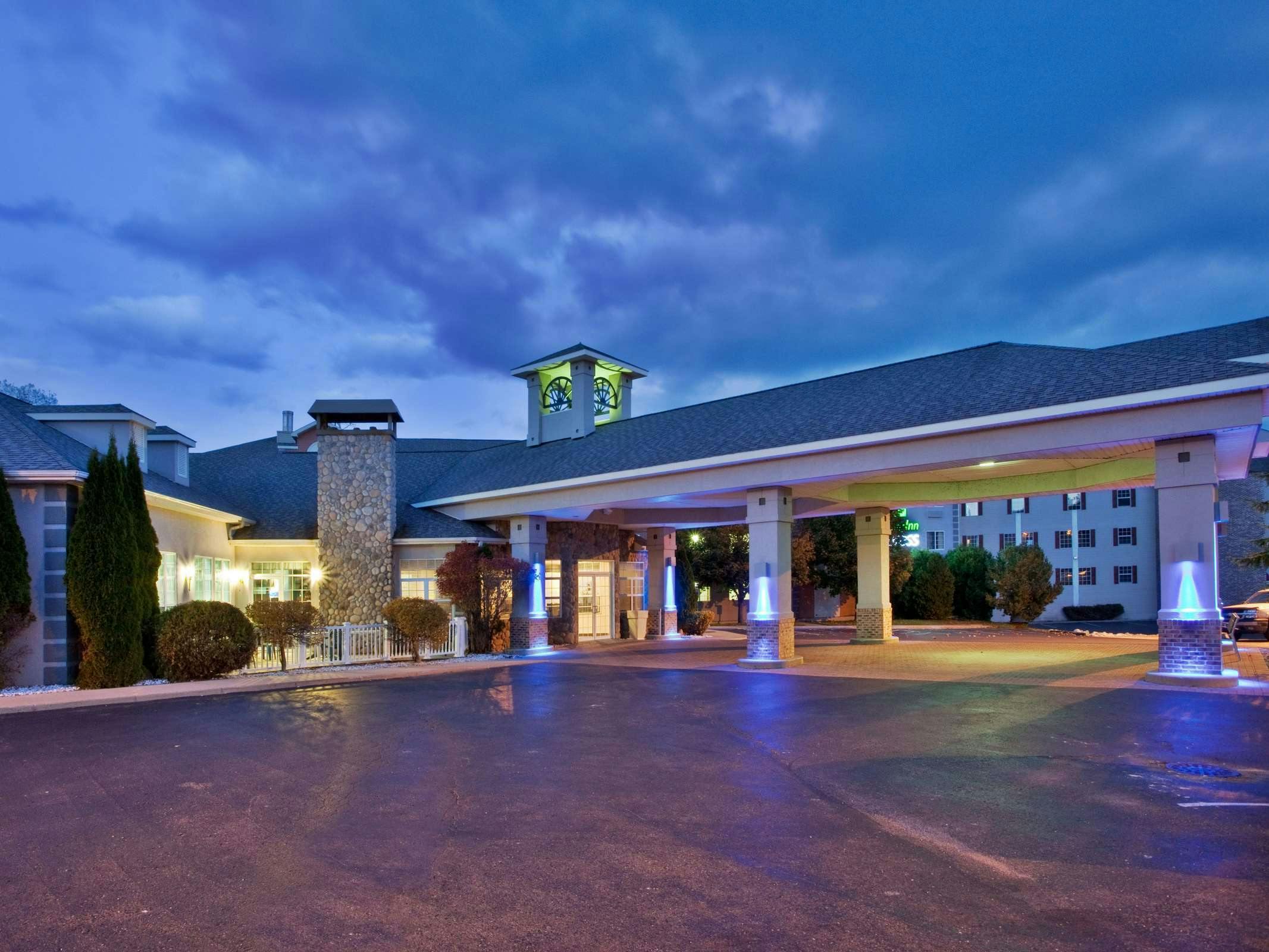 Holiday Inn Express St. Ignace Lake Front