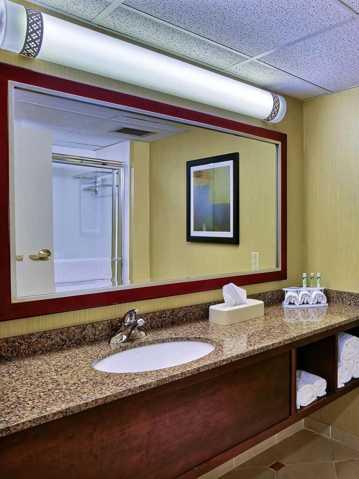 Hotel Holiday Inn Express State College Williamsburg Square photo 3