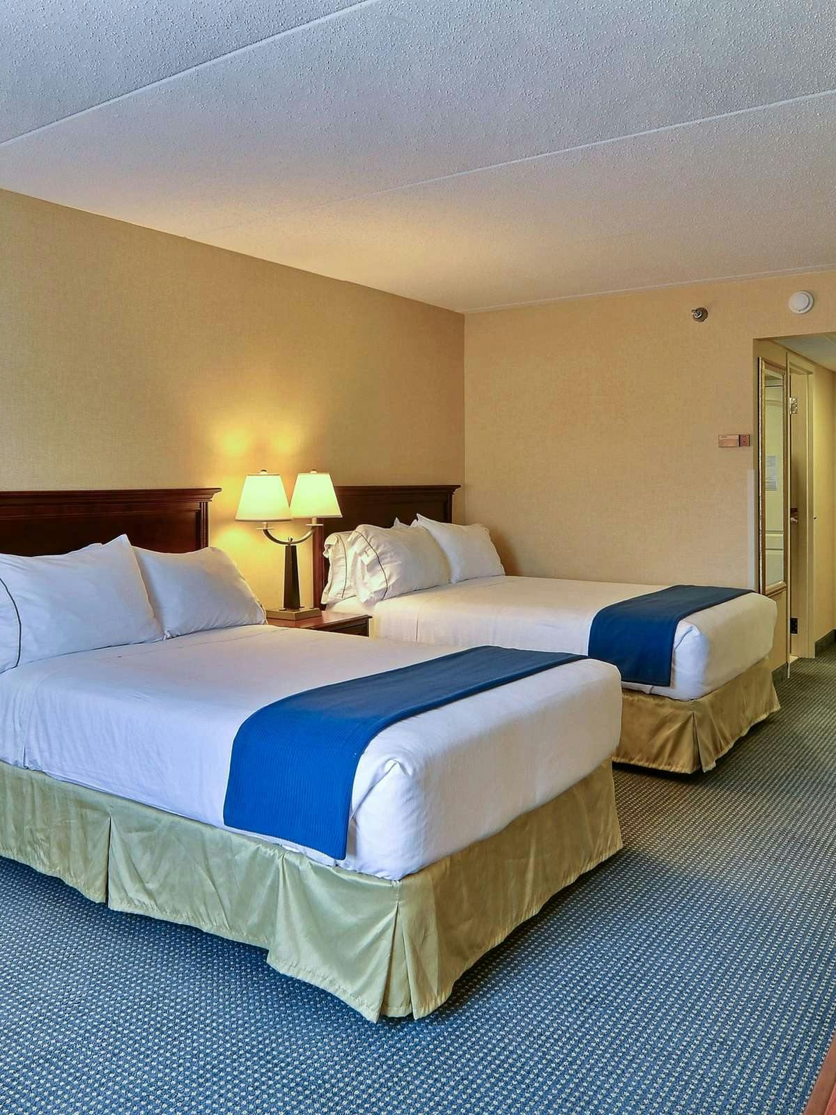 Hotel Holiday Inn Express State College Williamsburg Square photo 1