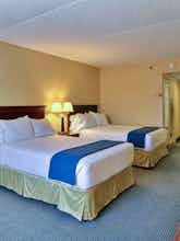 Hotel Holiday Inn Express State College Williamsburg Square photo 1
