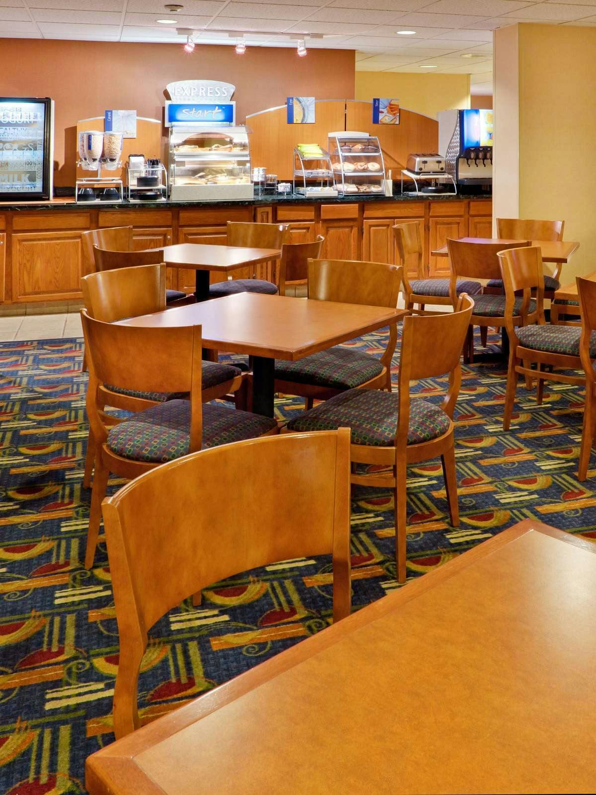 Hotel Holiday Inn Express Southington photo 4