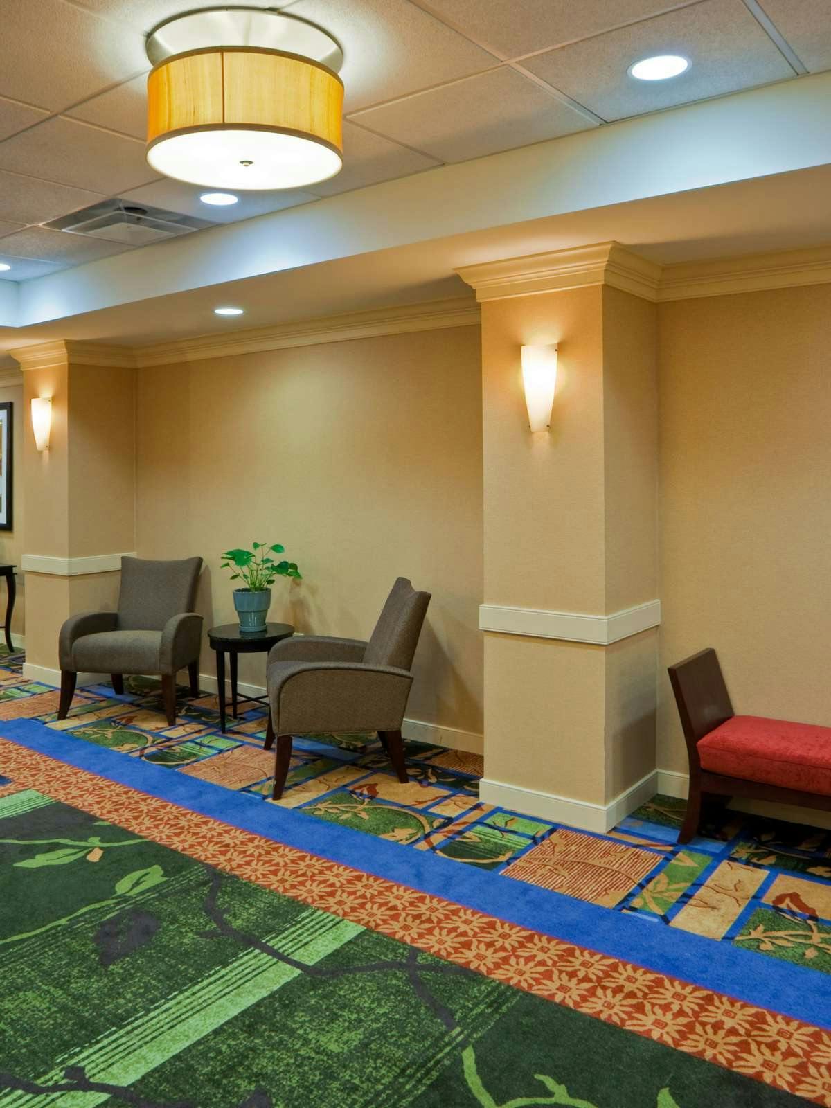 Hotel Holiday Inn Express Springfield photo 2