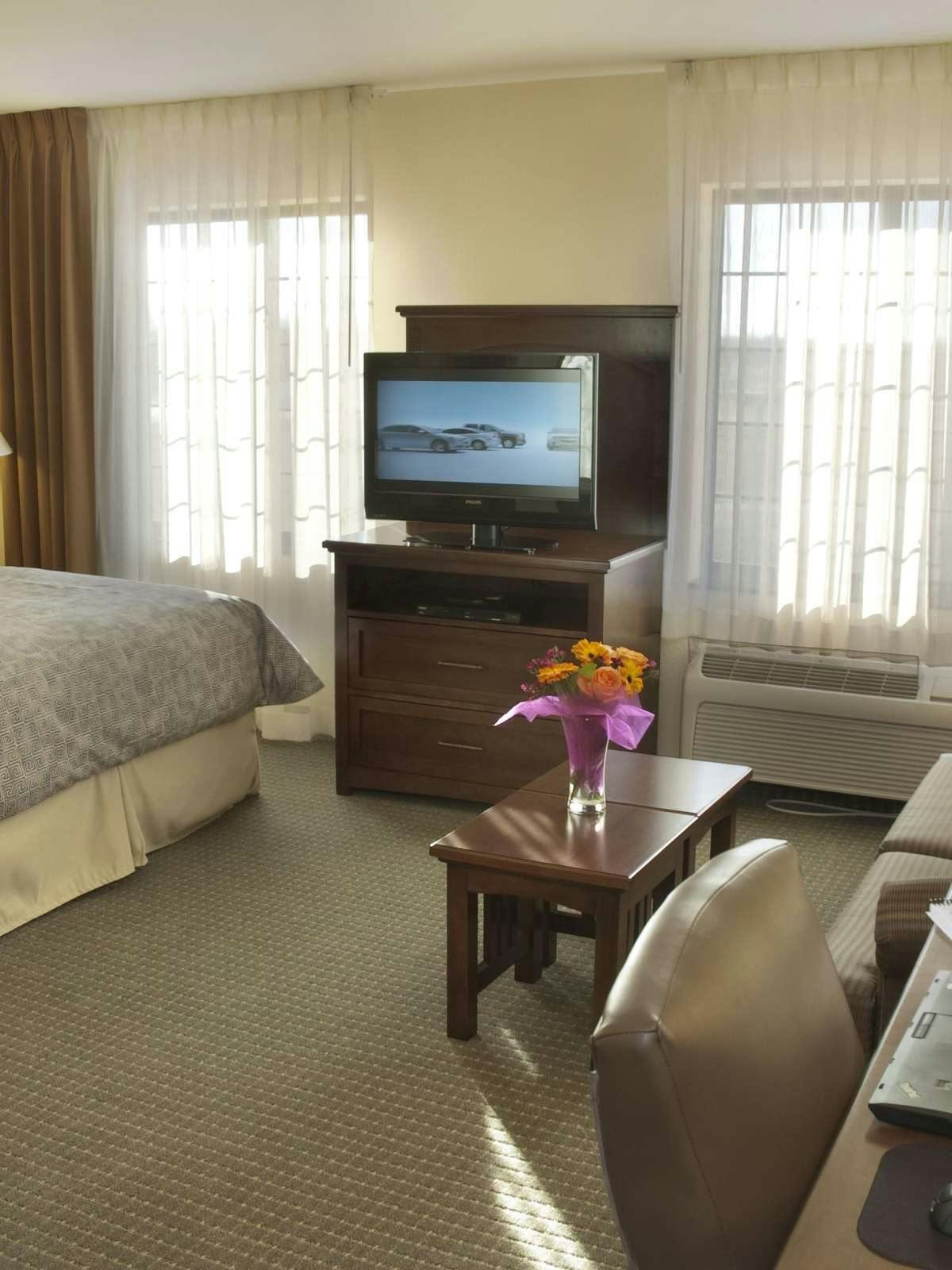 Hotel Staybridge Suites Omaha 80th And Dodge photo 3