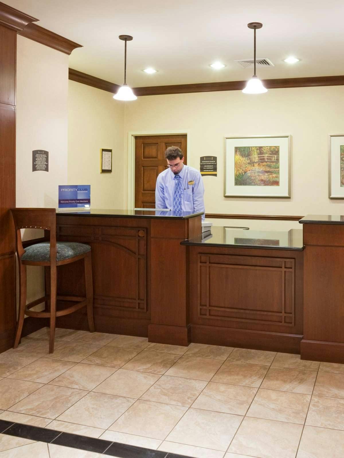 Hotel Staybridge Suites Oconomowoc photo 5