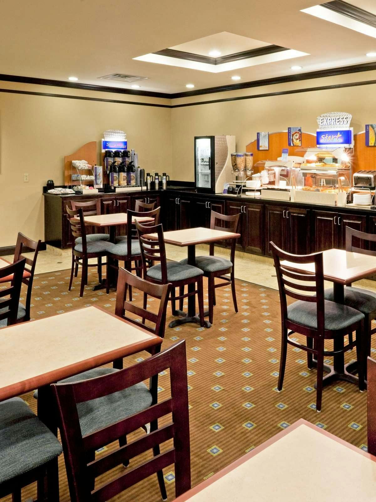 Hotel Holiday Inn Express Syracuse North photo 5