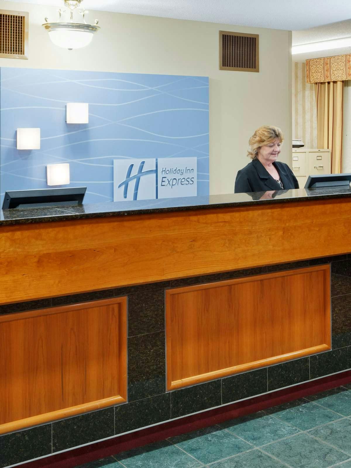 Hotel Holiday Inn Express Vernon Manchester photo 4