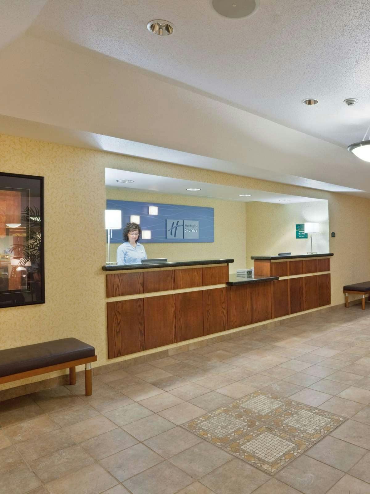 Hotel Holiday Inn Express Village West photo 5