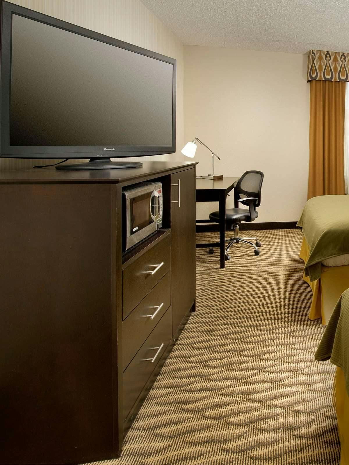 Hotel Holiday Inn Express Waldorf photo 2