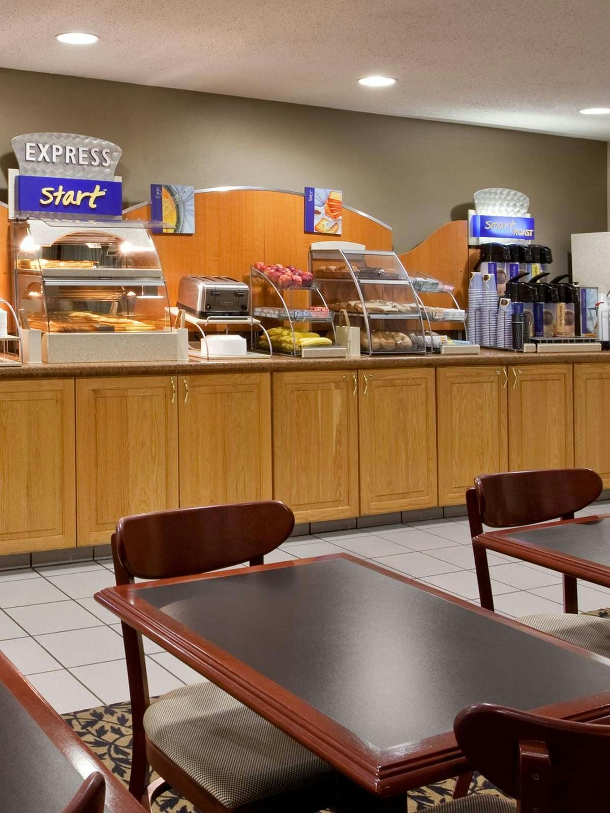 Hotel Holiday Inn Express Warren photo 3