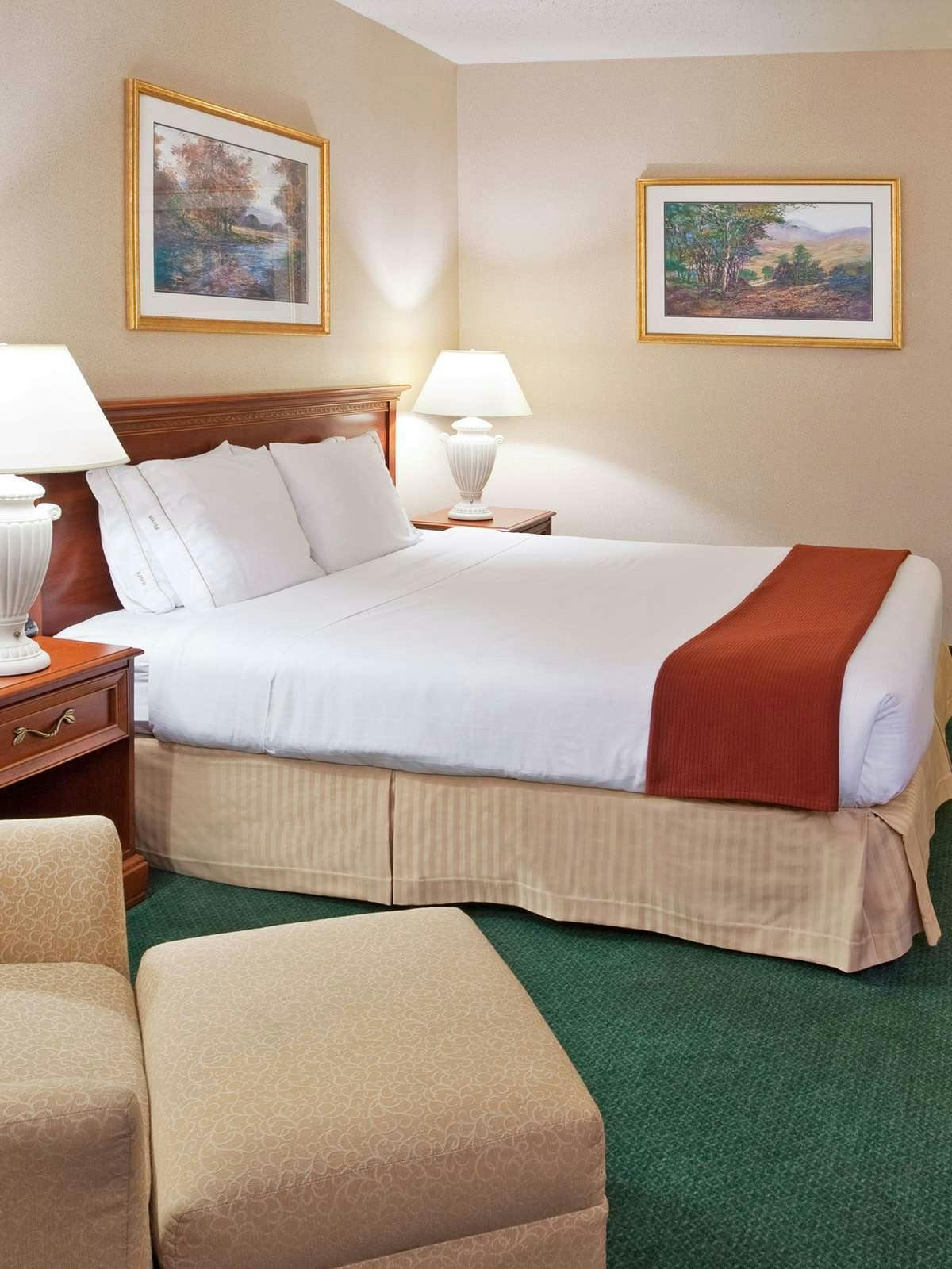 Hotel Holiday Inn Express Warren photo 1