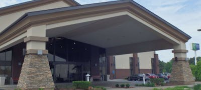 Holiday Inn Express Warren