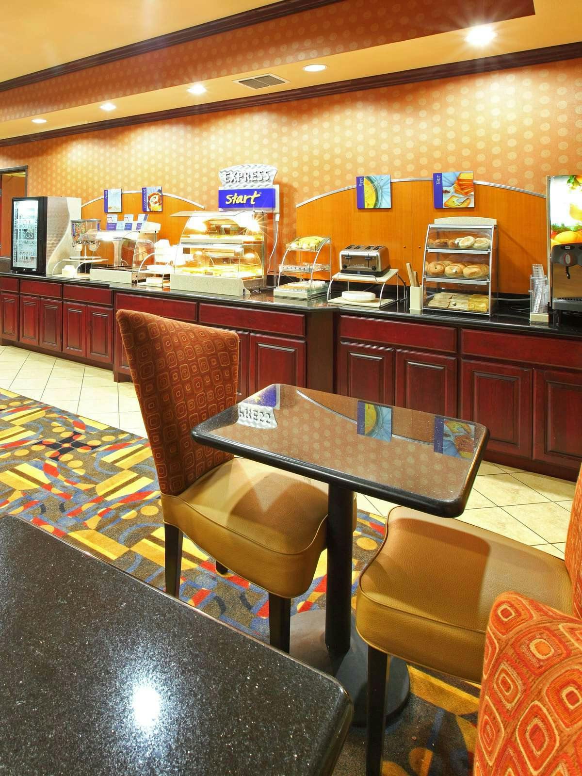 Hotel Holiday Inn Express Van Buren Fort Smith Area photo 3