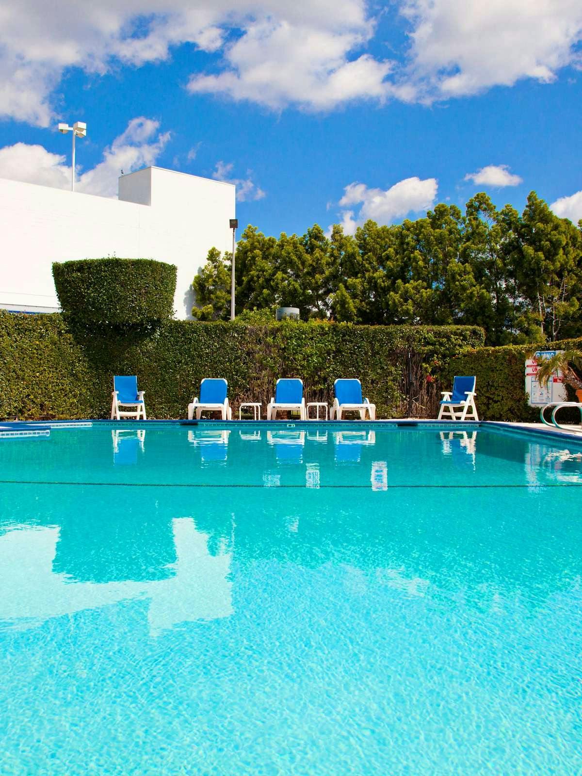 Hotel Holiday Inn Express Van Nuys photo 4