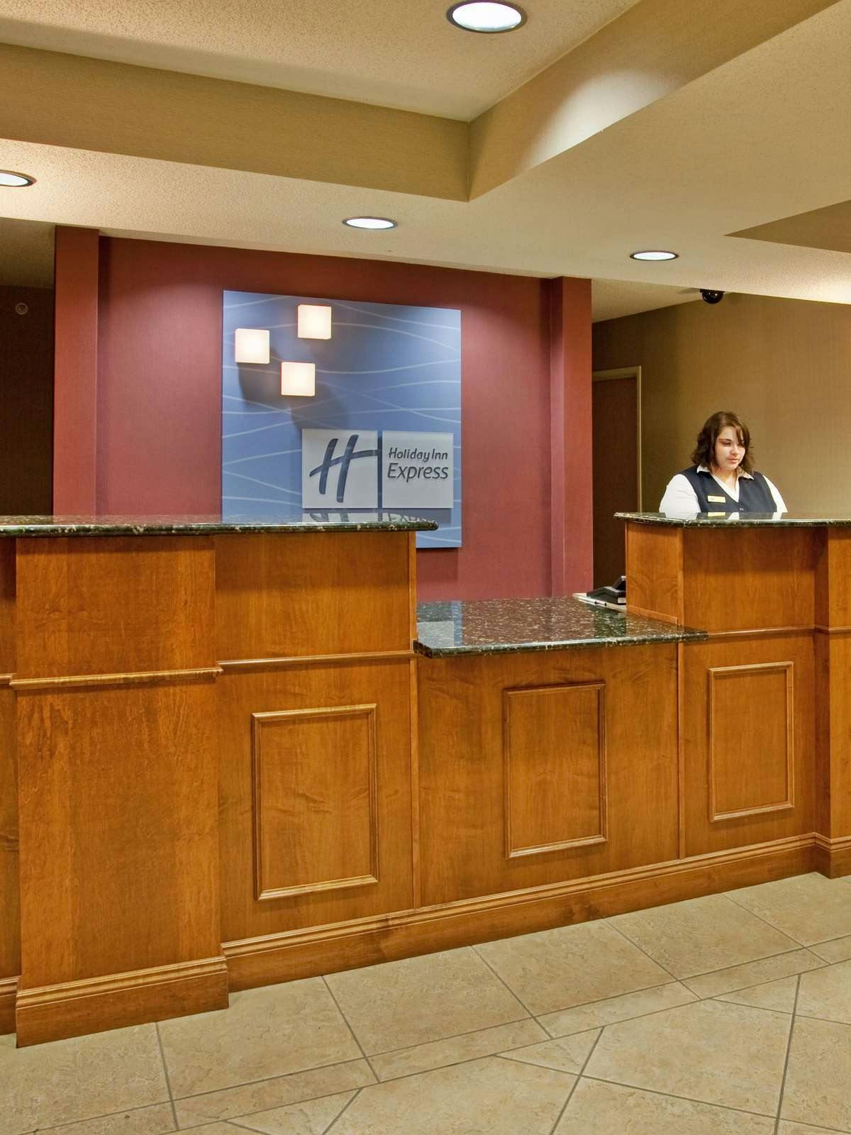 Hotel Holiday Inn Express Warrenton photo 3