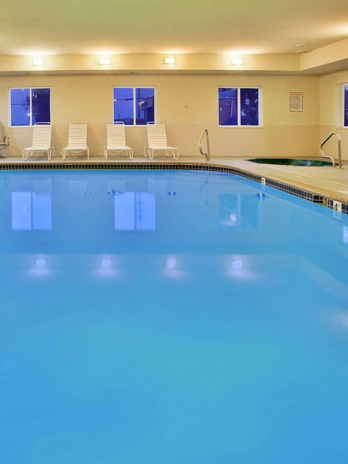 Hotel Holiday Inn Express Warrenton photo 5