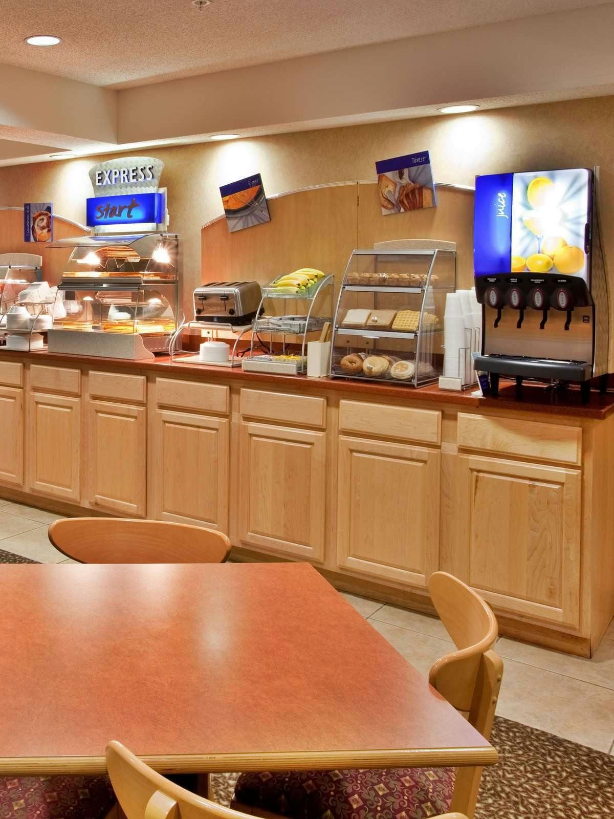 Hotel Holiday Inn Express Warrenton photo 4