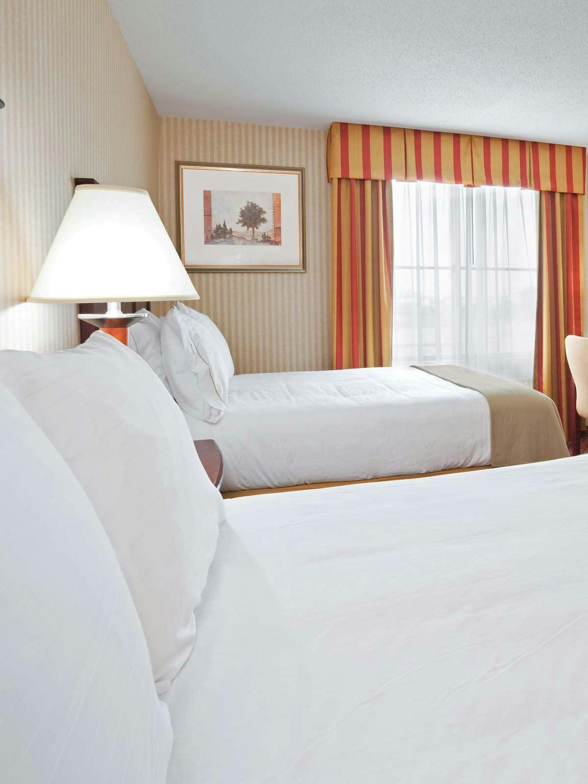 Hotel Holiday Inn Express Wixom photo 1