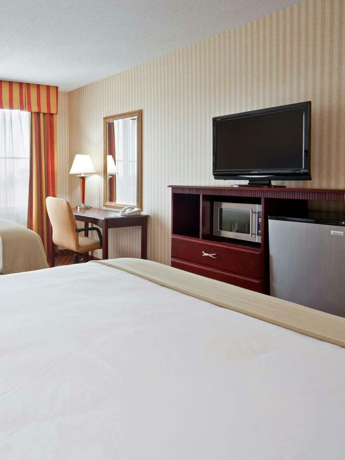 Hotel Holiday Inn Express Wixom photo 2