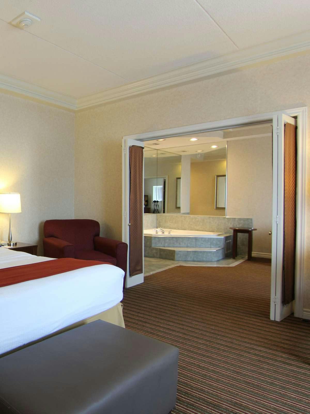 Hotel Holiday Inn Express Whitby Oshawa photo 5