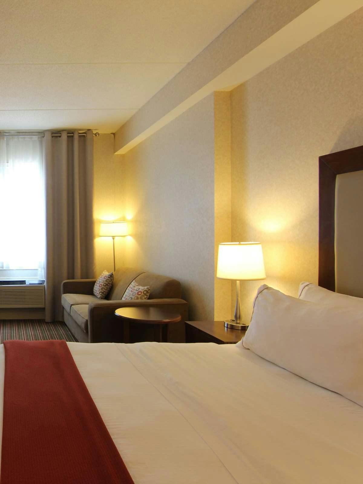Hotel Holiday Inn Express Whitby Oshawa photo 1