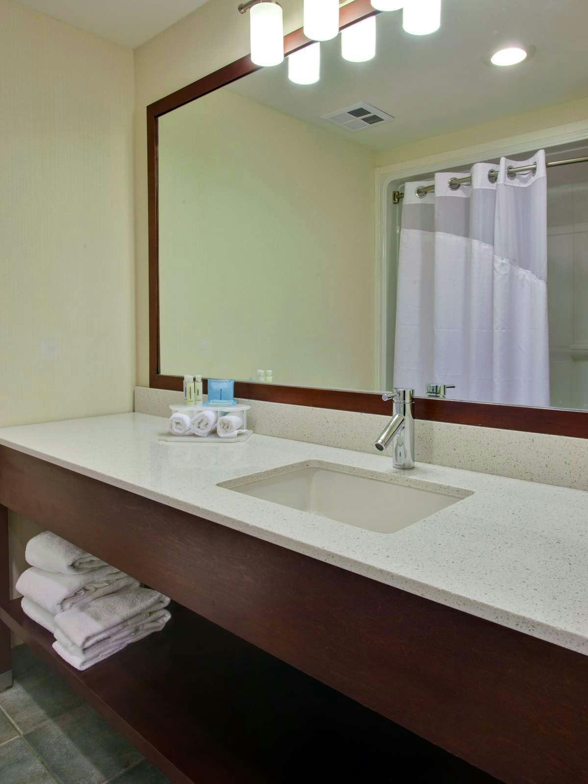 Hotel Holiday Inn Express Whitby Oshawa photo 4