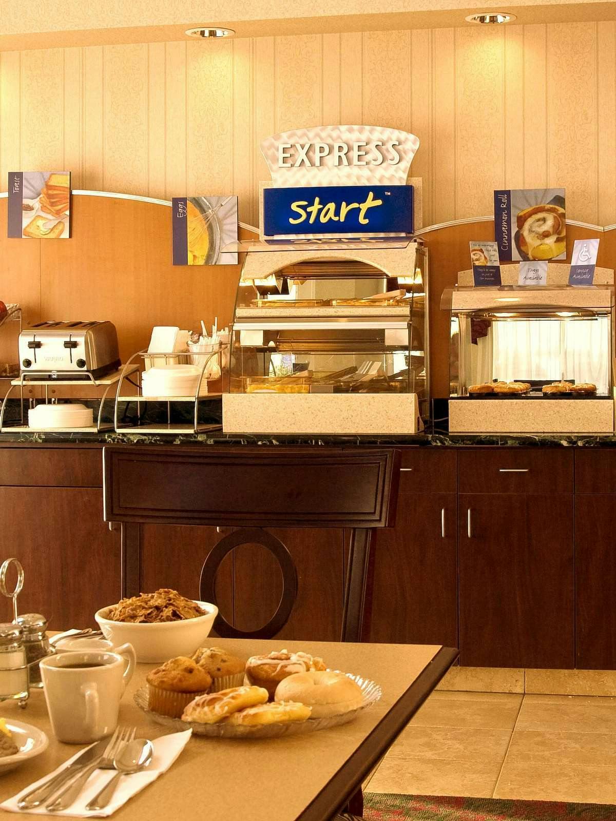 Hotel Holiday Inn Express Whitby Oshawa photo 3