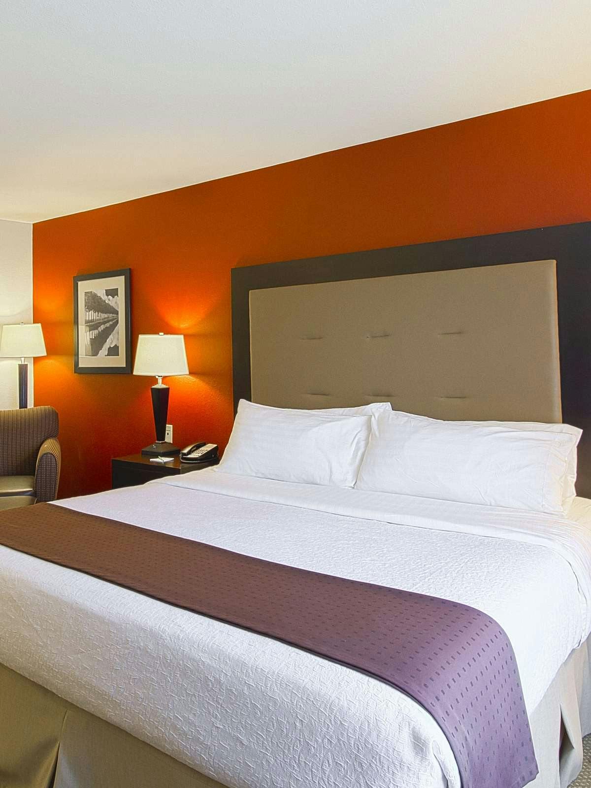 Holiday Inn Hotel & Suites Bloomington Airport