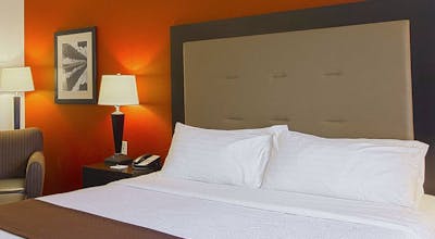 Holiday Inn Hotel & Suites Bloomington Airport