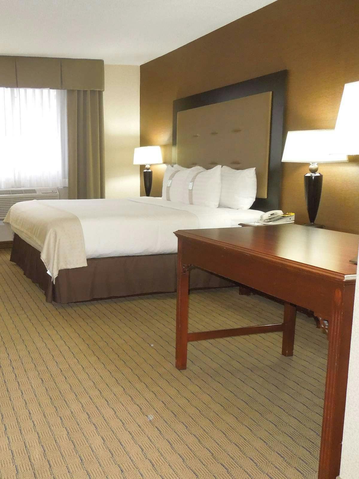 Hotel Holiday Inn Hotel & Suites Carol Stream photo 1