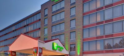 Holiday Inn Hotel & Suites Warren