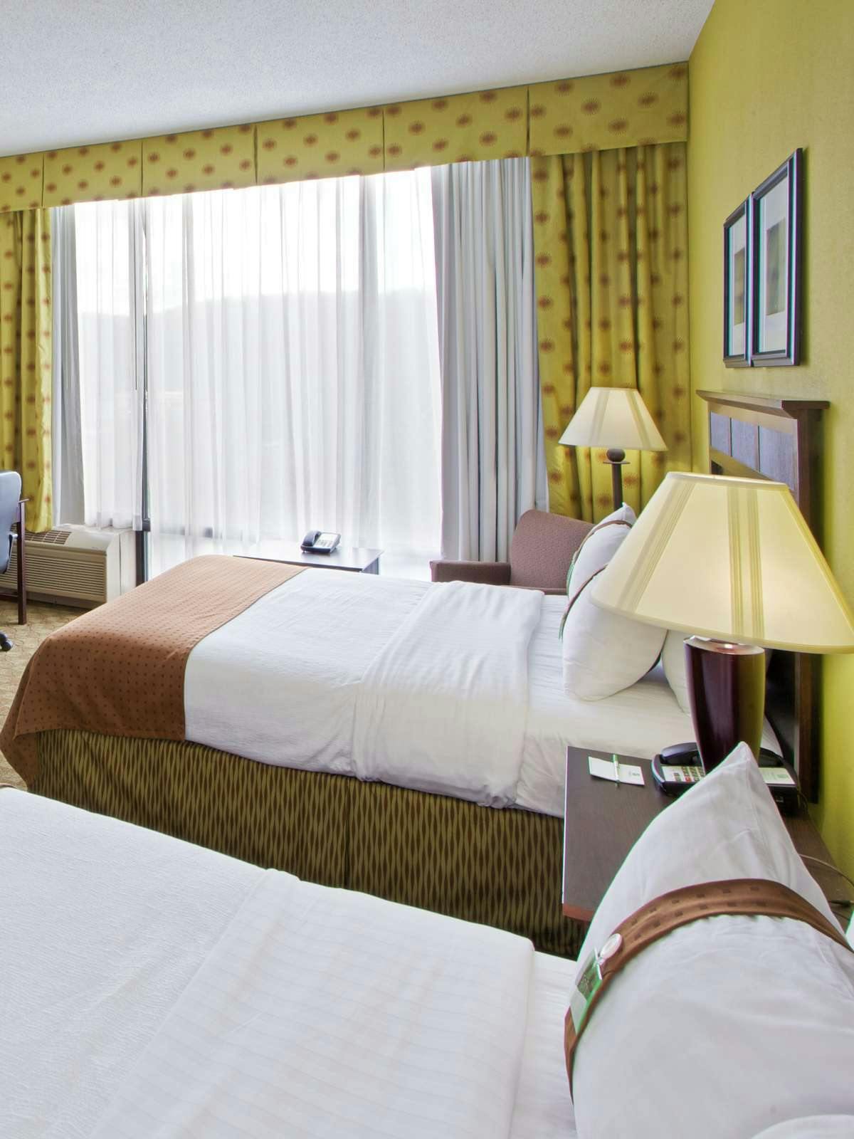 Hotel Holiday Inn Roanoke Tanglewood Routes 419 & I581 photo 2