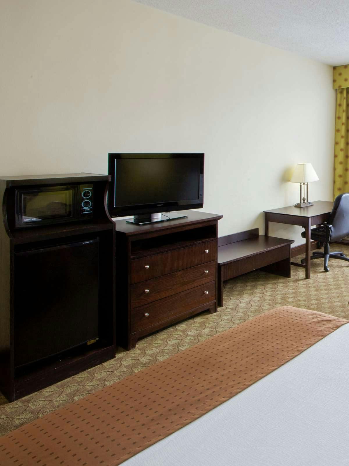 Hotel Holiday Inn Roanoke Tanglewood Routes 419 & I581 photo 4