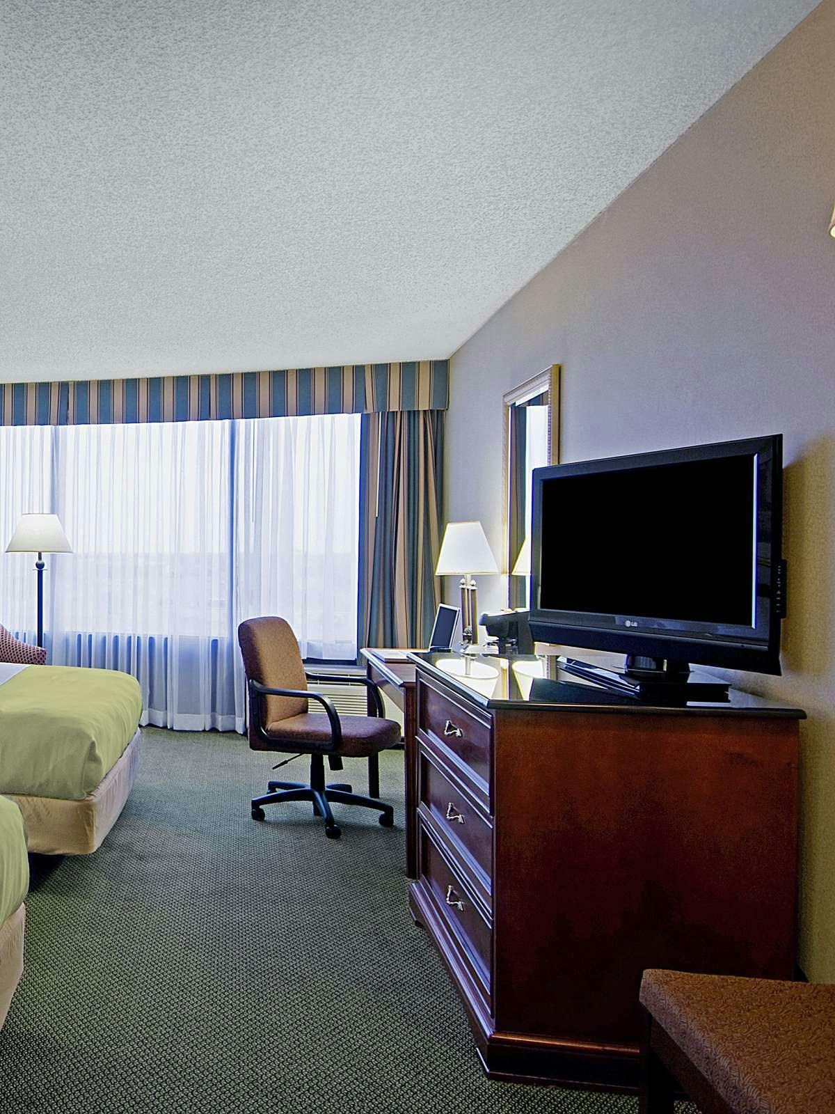 Hotel Holiday Inn Wichita East I35 photo 2
