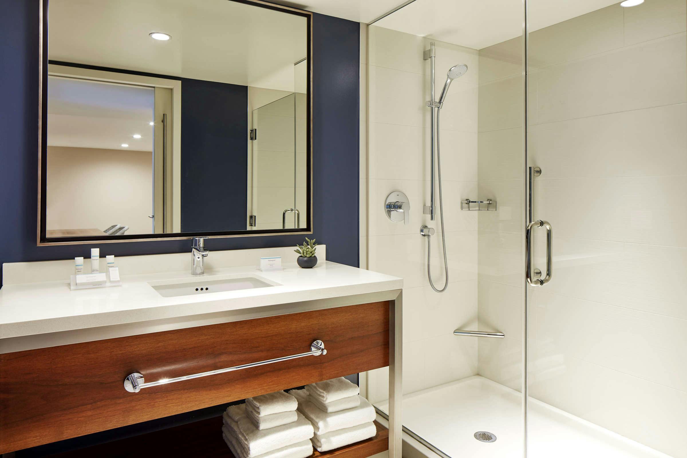 Hotel Hilton Garden Inn Waikiki Beach photo 4