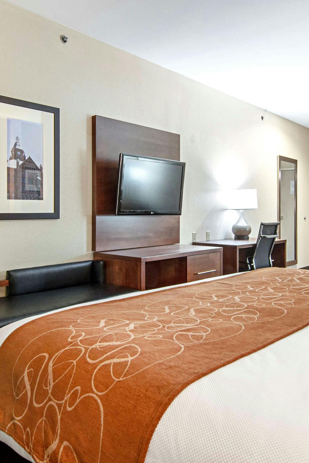 Hotel Comfort Suites NW Dallas Near Love Field photo 2