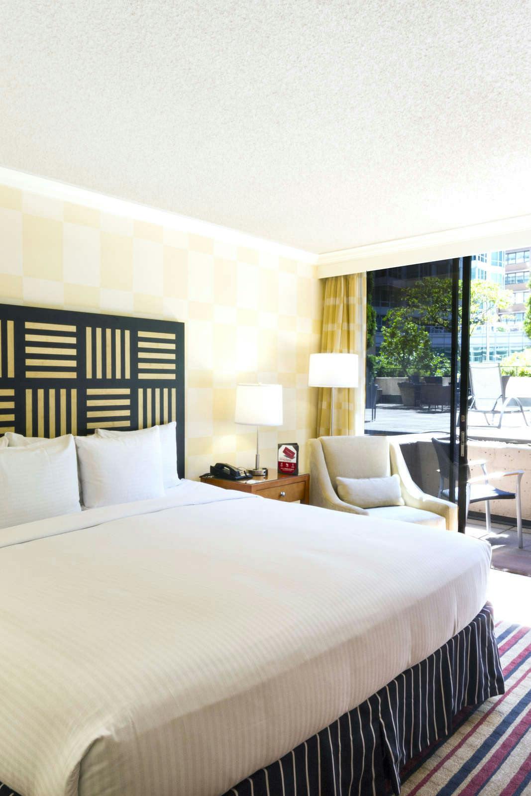 Hotel Pinnacle Hotel Vancouver Harbourfront photo 1