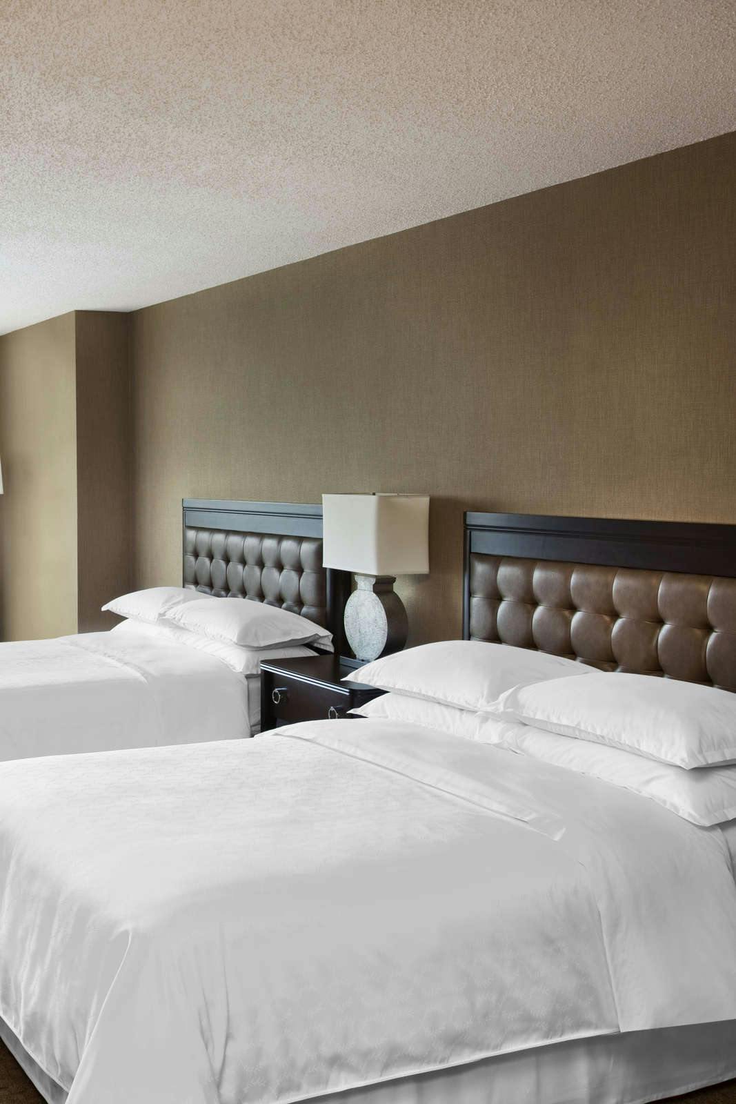 Hotel Sheraton Greensboro at Four Seasons photo 2