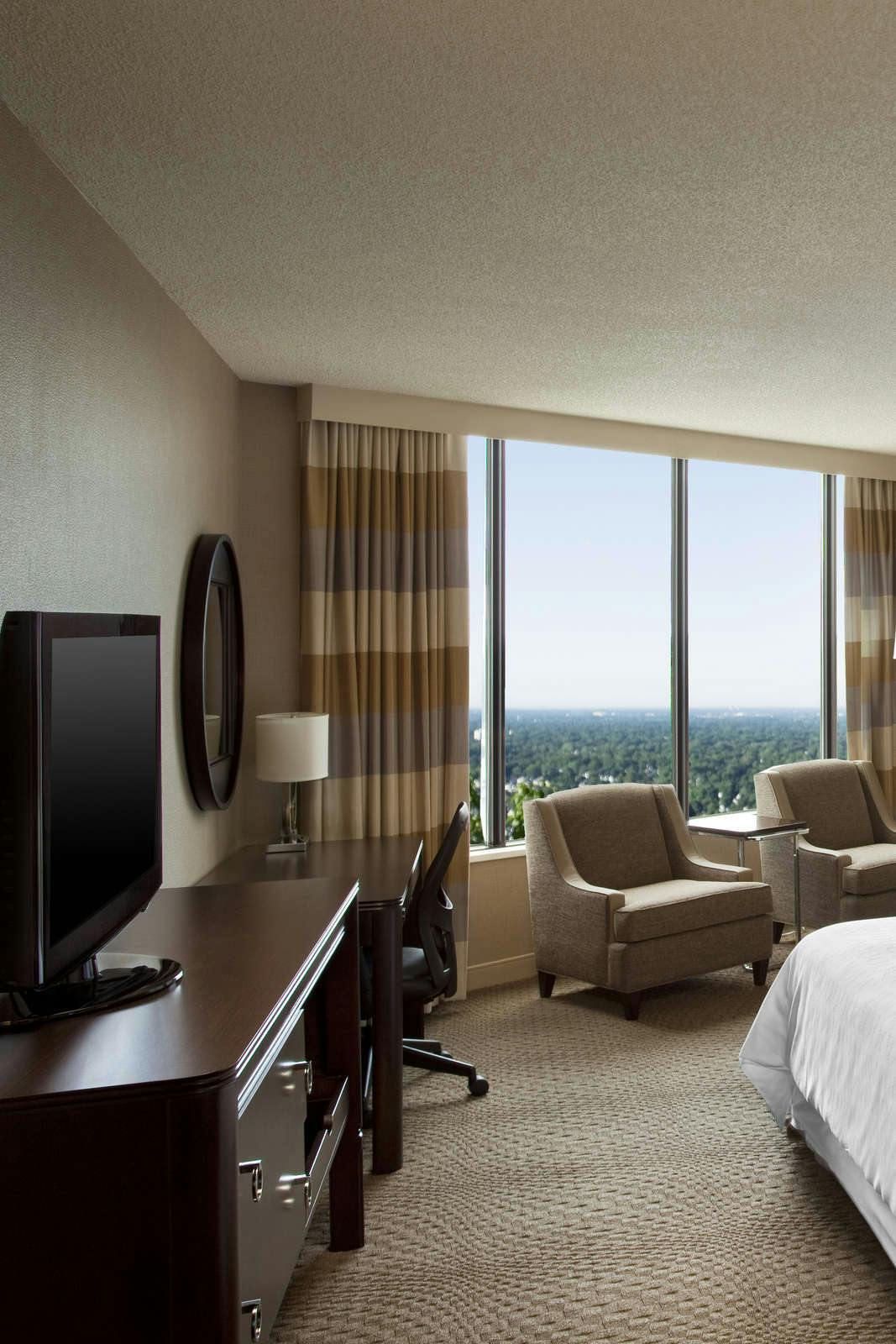 Hotel Sheraton Greensboro at Four Seasons photo 3